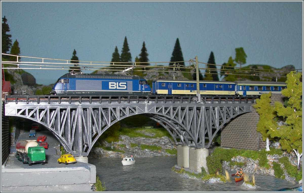 100 Jahre BLS verdient auch im Modell die ntige Aufmerksamkeit: BLS Schnellzug auf meiner Z-Anlage. 
17. August 2013