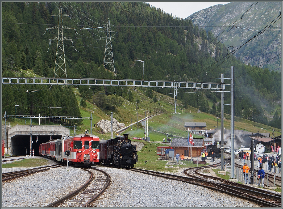100 Jahre Brig - Gletsch: Während im Areal der DFB eine HG 3/4 rangiert, erreicht ein MGB Regionalzug den Bahnhof von Oberwald. Die BFD HG 3/4 N° 3 der Blonay-Chamby Bahn wartet auf ihren Einsatz. Von Gletsch her kommt die FO HG 3/4 N° 4 nach Oberwald.  

16. August 2014