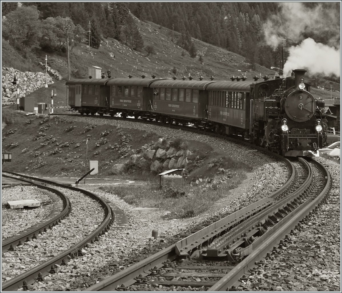 100 Jahre Brig - Gletsch: Die DFB HG 3/4 N° 9 erreicht mit ihrem Extrazug von Gletsch kommend ihr Ziel Oberwald.
S/W Variante bei der alles  Neumodische  weggeschnitten nicht mehr viele mehr als der Zug übrig blieb.. 
16. August 2014
