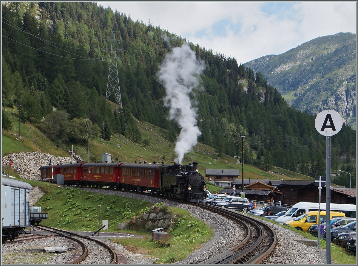 100 Jahre Brig - Gletsch: Die DFB HG 3/4 N° 9 erreicht mit ihrem Extrazug von Gletsch kommend ihr Ziel Oberwald.
16. Augsut 2014