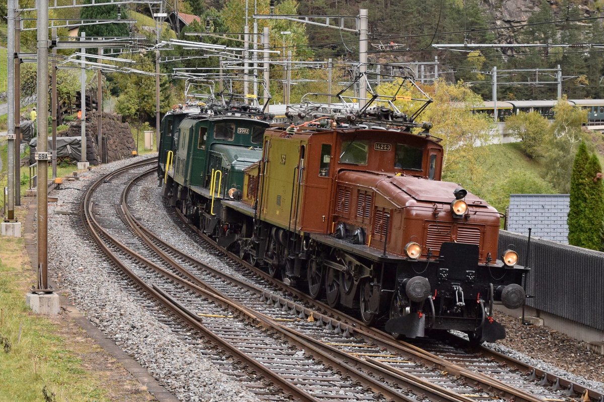 100 Jahre Krokodil am 19.10.2019: Ce 6/8 ll 14253, Ce 6/8 lll 14305 und Be 6/8 lll 13302 hier aufgenommen auf der Rückfahrt nach Erstfeld kurz nach der Überquerung der Mittleren Meienreussbrücke in Wassen.