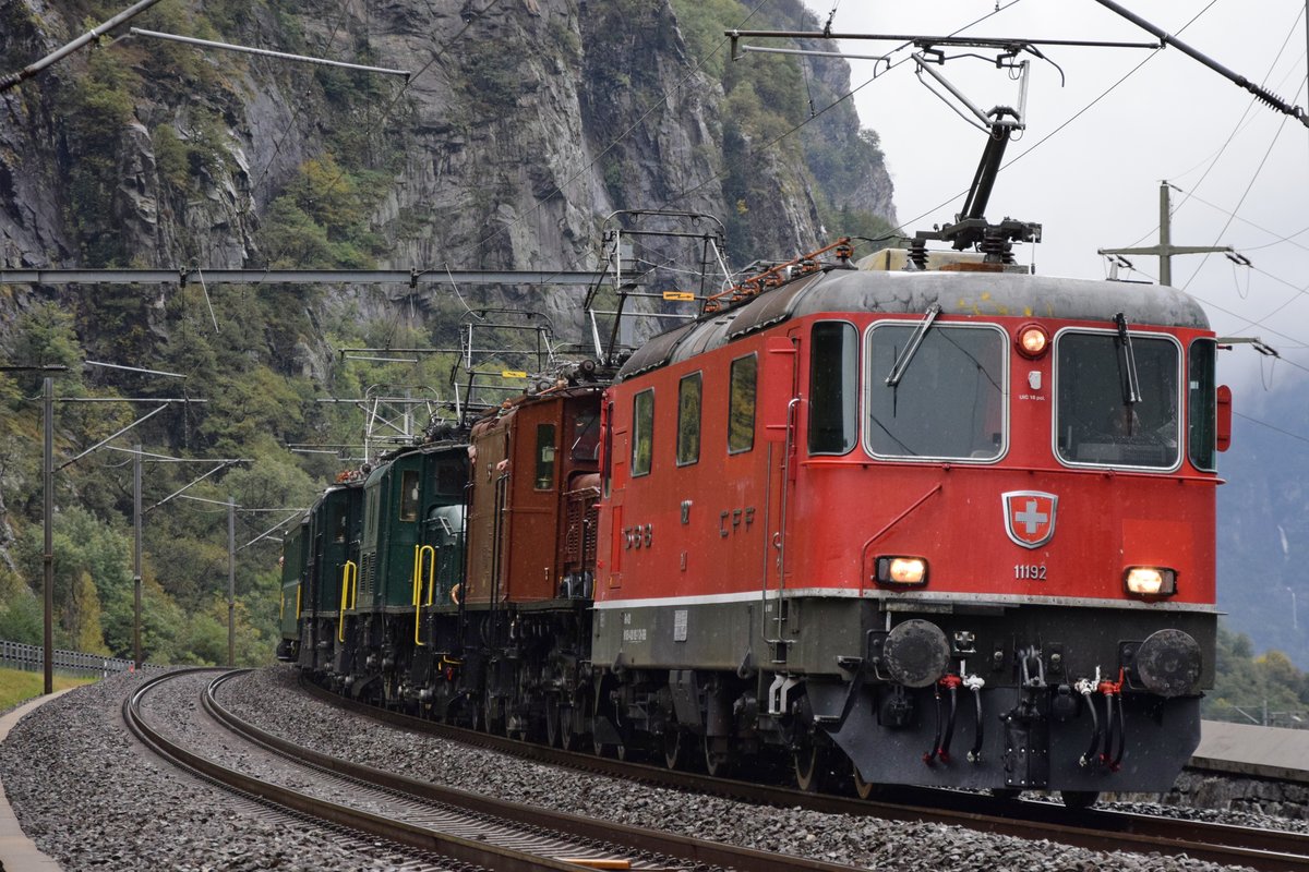 100 Jahre Krokodil am 19.10.2019: Re 4/4 II 11192 hilft den drei Krokis Ce 6/8 ll 14253, Ce 6/8 lll 14305 und Be 6/8 lll 13302 durch die ETCS-Abschnitte zu kommen. Aufgenommen kurz vor Bodio, unterwegs nach Erstfeld.