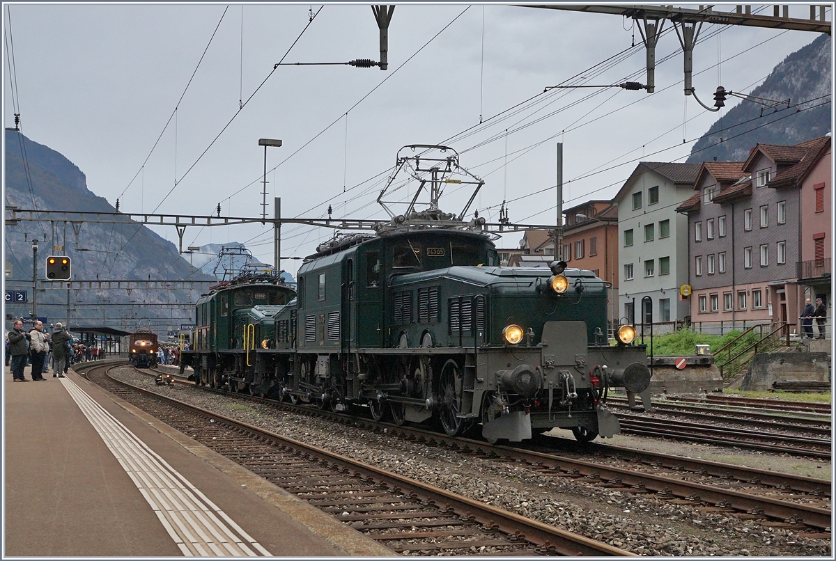 100 Jahre Krokodil. Der Extrazug zum 100 Jahre Krokodil-Jubiläum wird in Erstfeld formiert. Die beiden Ce 6/8 III 14305 (9185 4601 305-6) und die SOB Be 6/8 III 13302 (91 85 4601 302-3) rangieren zur Ce 6/8 II 14253 (91 85 4601 253-8), die bereist mit dem Extrazug am Bahnsteig wartet. 

Doch der Grund des Zeigen dieses Bildes ist auch der Fahrleitungsisolator, recht oben im Bild wie er hin und wieder vorkommt und wohl das Vorbild des Sommerfeld SBB Isolatoren i Allgemeinen war.

19. Oktober 2019