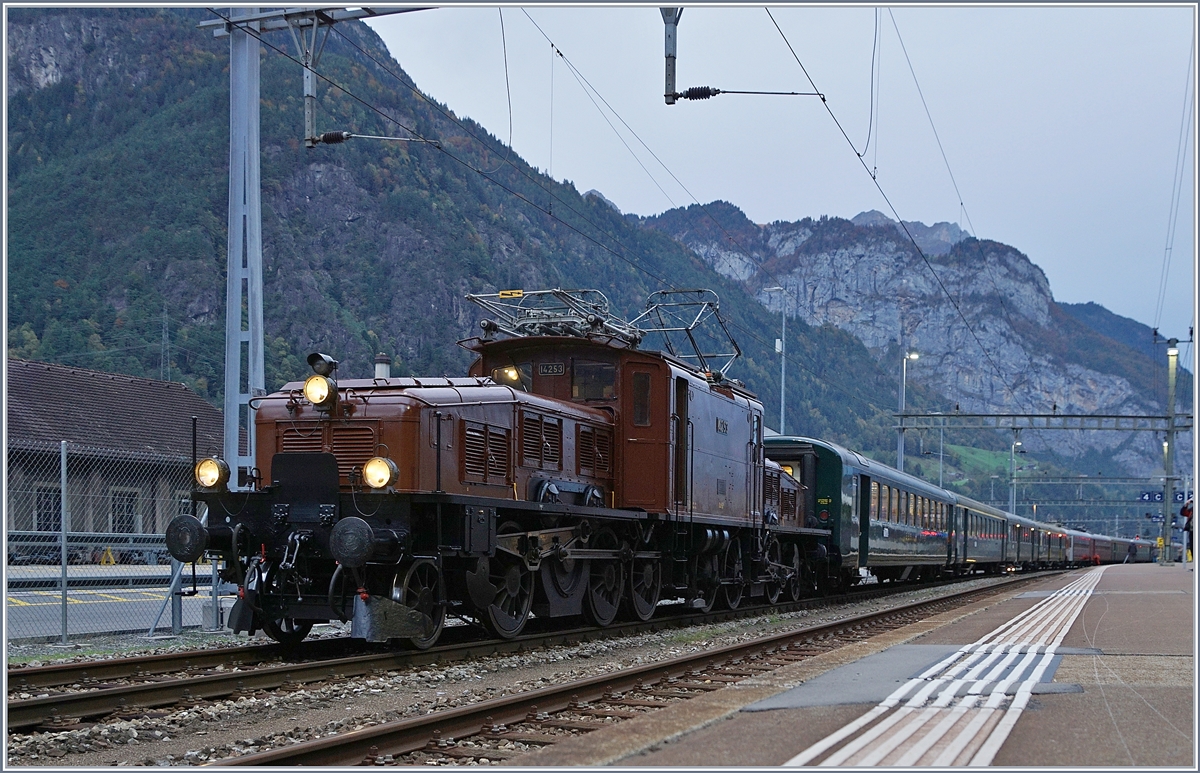 100 Jahre Krokodil. Die 100 jährige SBB Historic Ce 6/8 II 14253 (91 85 4601 253-8) steht mit ihren zehn Wagen in Erstfeld in Erwartung der grossen Fahrt über den Gotthard nach Bellinzona. Obwohl mehr in der Maschine steckt, als man ihre ansieht, denn es ist eigentlich eine Be 6/8 II, werden ihr für die Geburtstagsfahrt zwei weitere Krokodile beigestellt.
19. Oktober 2019