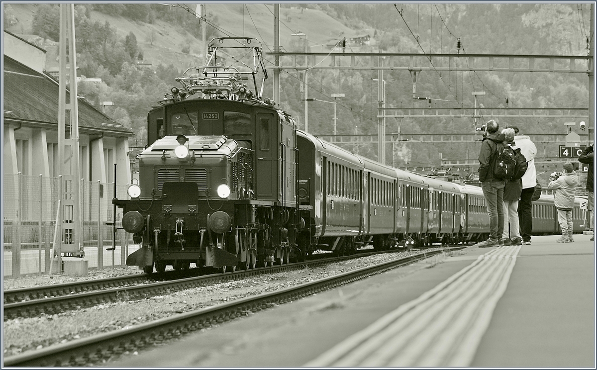 100 Jahre Krokodil. Die 100 jährige SBB Historic Ce 6/8 II 14253 (91 85 4601 253-8) steht mit ihren zehn Wagen in Erstfeld in Erwartung der grossen Fahrt über den Gotthard nach Bellinzona. Obwohl mehr in der Maschine steckt, als man ihre ansieht, denn es ist eigentlich eine Be 6/8 II, werden ihr für die Geburtstagsfahrt zwei weitere Krokodile beigestellt.

19. Oktober 2019