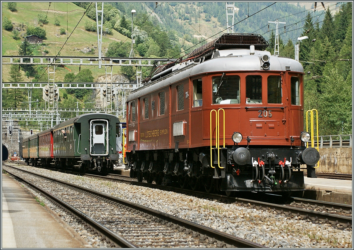 100 Jahre Ltschbergbahn: Die BLS Ae 6/8 205 beim Umfahren in Goppenstein.
7. Sept. 2013