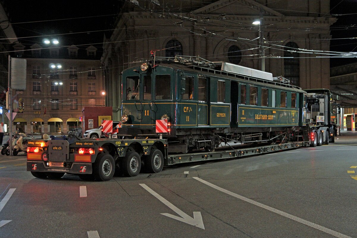 100 Jahre RBS.
CFe 4/4 11  Hoschtet Schnägg  bei der Ankunft nach Mitternacht vor der Heiliggeistkirche in Bern, der ehemaligen Endstation SZB/ESB, am 25. August 2016.
Foto: Walter Ruetsch 