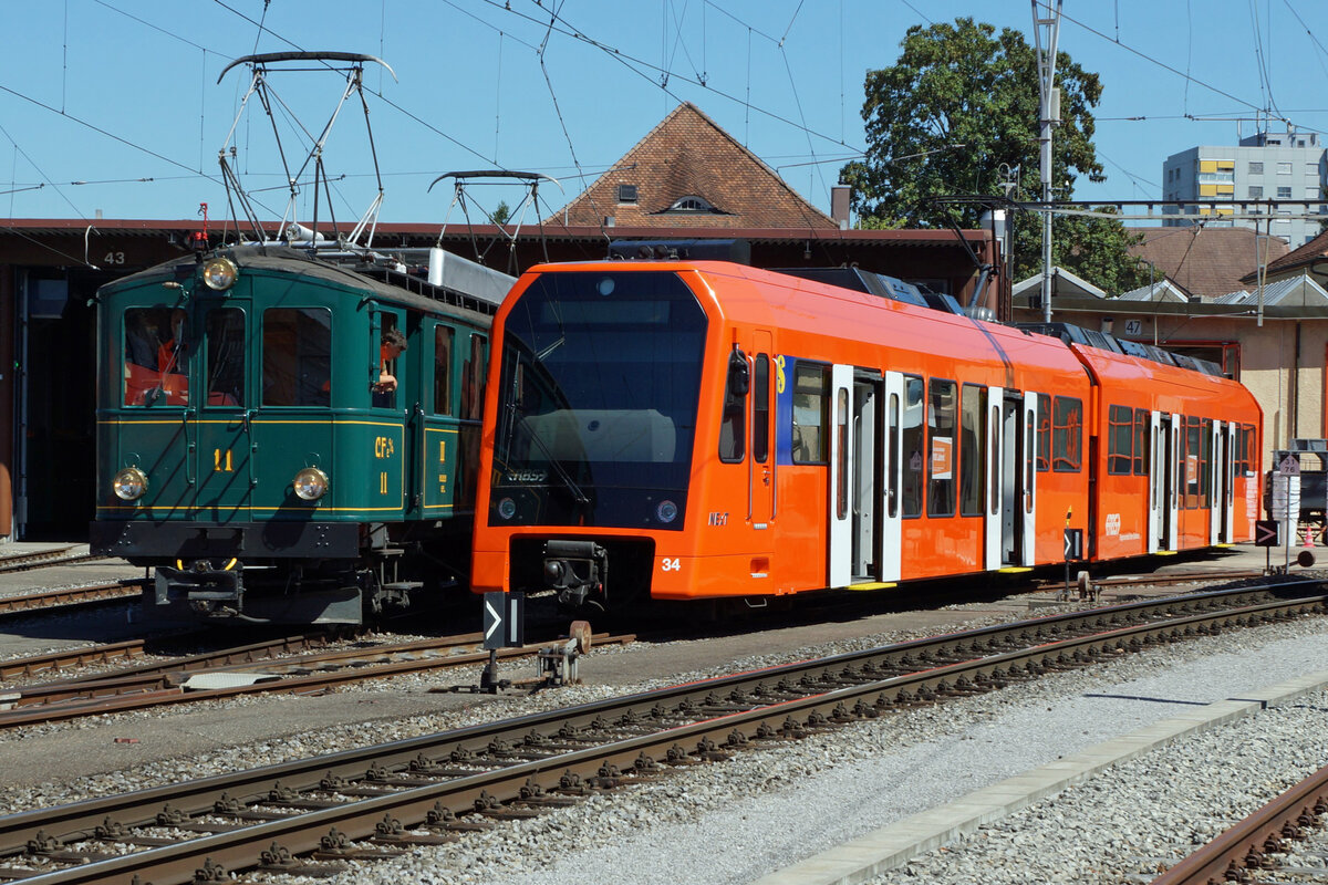 100 Jahre RBS.
 EINST UND JETZT . Der historische CFe 4/4 11  Hoschtet Schnägg  (1916) neben einem RABe 4/12 NExT (2009) vor dem Depot Solothurn am 24. August 2016.
Foto: Walter Ruetsch