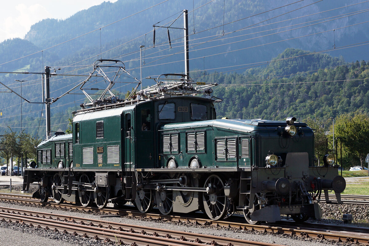 100 Jahre RhB Krokodil.
Am 12. September 2021 fanden zu diesem speziellen Anlass Extrafahrten statt mit dem SBB-Historic Krokodil Ce 6/8 III 14305 und dem RhB-Krokodil Ge 6/6 414.
Das Gruppenfoto der beiden aufgestellten Krokodile in Ems Werk bildeten dabei den Höhepunkt des Tages.
Foto: Walter Ruetsch