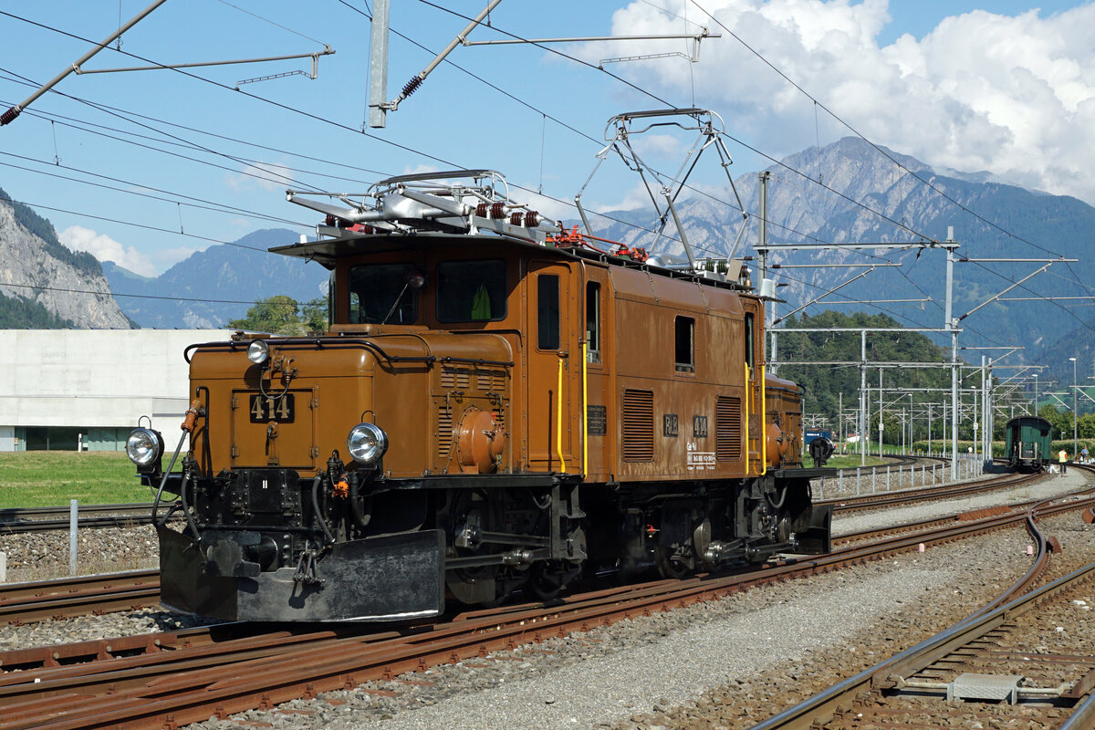 100 Jahre RhB Krokodil.
Am 12. September 2021 fanden zu diesem speziellen Anlass Extrafahrten statt mit dem SBB-Historic Krokodil Ce 6/8 III 14305 und dem RhB-Krokodil Ge 6/6 414.
Das Gruppenfoto der beiden aufgestellten Krokodile in Ems Werk bildeten dabei den Höhepunkt des Tages.
Foto: Walter Ruetsch