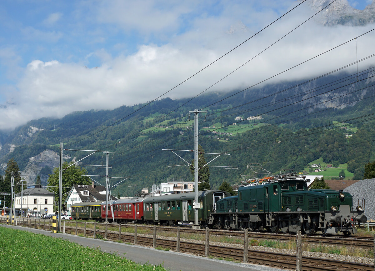 100 Jahre RhB Krokodil.
Am 12. September 2021 fanden zu diesem speziellen Anlass Extrafahrten statt mit dem SBB-Historic Krokodil Ce 6/8 III 14305 und dem RhB-Krokodil Ge 6/6 414.
Das Gruppenfoto der beiden aufgestellten Krokodile in Ems Werk bildeten dabei den Höhepunkt des Tages.
Weiterfahrt nach dem Zwischenhalt in Walenstadt.
Foto: Walter Ruetsch