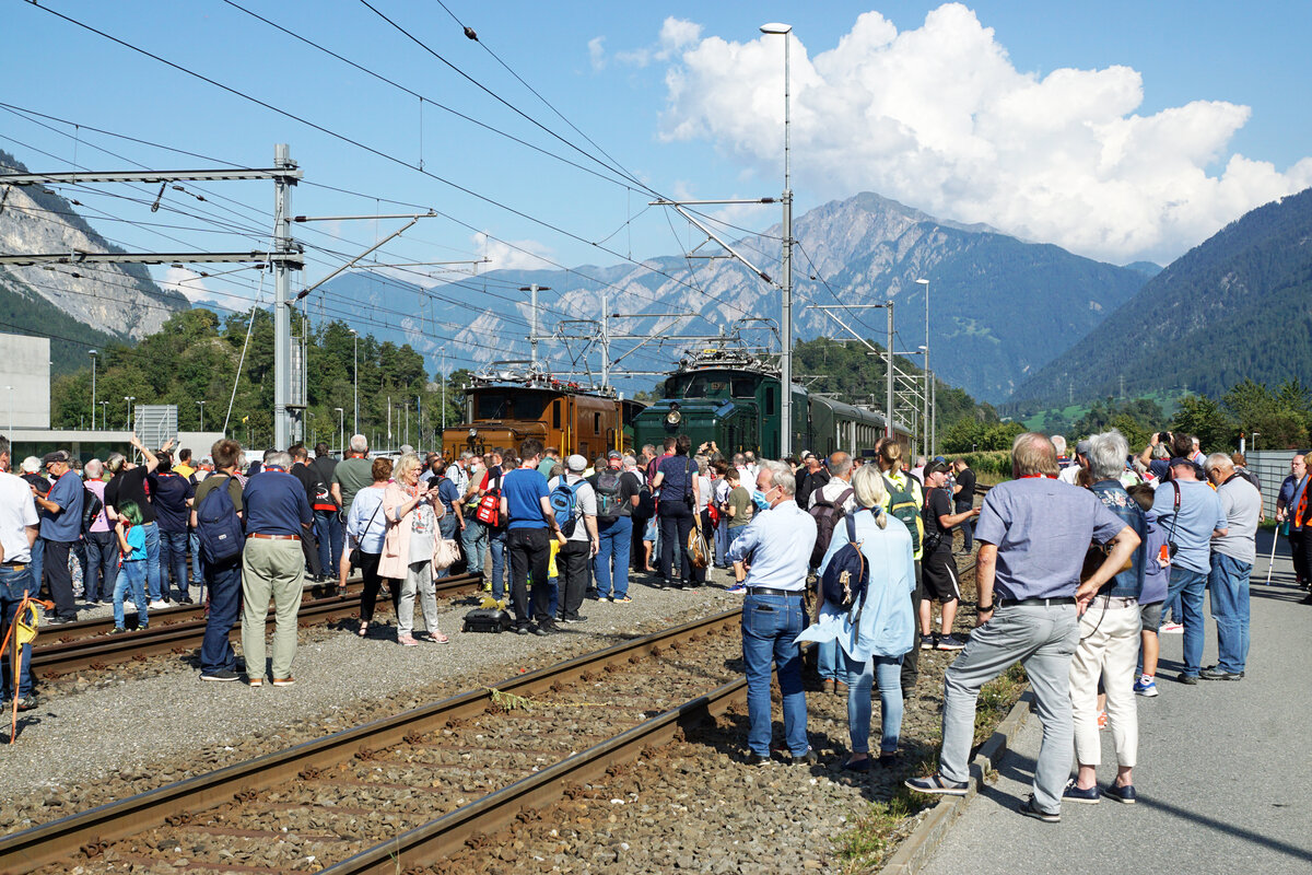 100 Jahre RhB Krokodil.
Am 12. September 2021 fanden zu diesem speziellen Anlass Extrafahrten statt mit dem SBB-Historic Krokodil Ce 6/8 III 14305 und dem RhB-Krokodil Ge 6/6 414. Das Gruppenfoto der beiden aufgestellten Krokodile in Ems Werk bildeten dabei den Höhepunkt des Tages.
AUCH NACH MEHR ALS HUNDERT JAHREN SIND DIE KROKODILE BEI DEN EISENBAHNFREUNDEN NOCH SEHR BELIEBT.
Foto: Walter Ruetsch