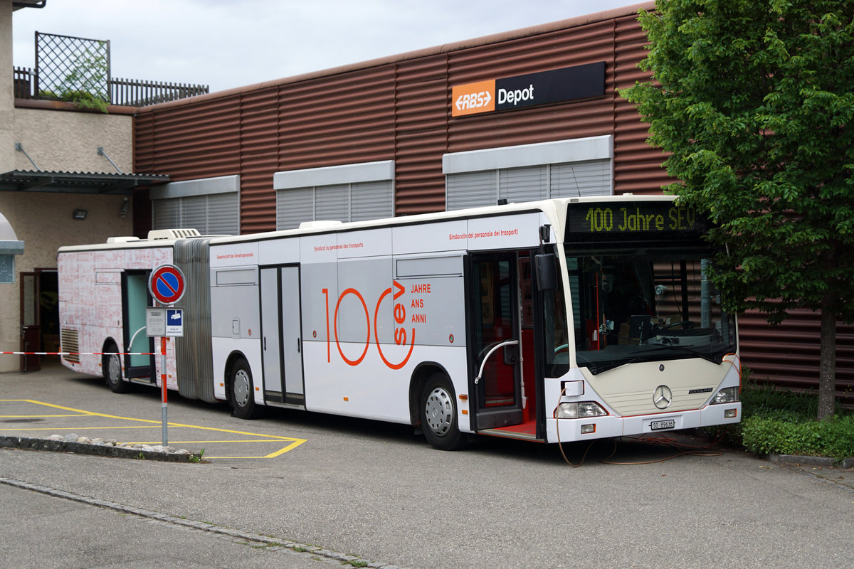 100 JAHRE SEV.
Die SEV-Werbelokomotive Re 460 113-1 wird während dem Jubiläumsjahr unterwegs sein. Eingeweiht wurde sie am 2. Februar 2019 in Bellinzona. 
Zum 100-jährigen Jubiläum fährt ebenfalls vom 3. Juni bis am 30. November 2019 ein SEV-Ausstellungsbus quer durch die Schweiz.
Die Aufnahmen der beiden zusammengehörigen Werbeträger entstanden am 7. Juni 2019 in Solothurn anlässlich dem Besuch vom RBS vor dem Depot Solothurn sowie in Zürich-HB am 11. Juni 2019.
Öffentlich zugängliche Fotostelle beim Bahndepot.
Foto: Walter Ruetsch
