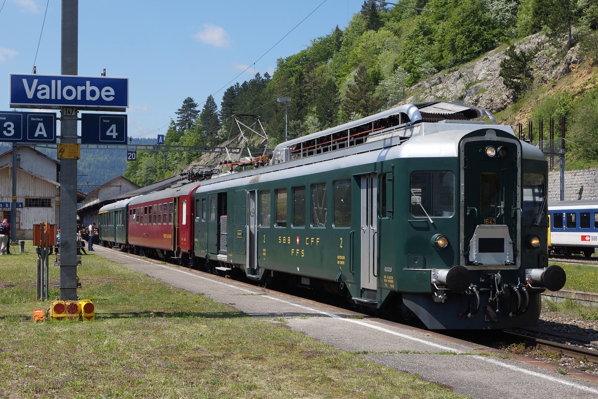 100 Jahre Vallorbe-Fasne: Mit dem  WYLÄNDERLI  nach Vallorbe zu Jubiäum  100 JAHRE MONT D'OR . Der gepflegte Triebzug bestehend aus BFe 4/4 1643 + Dr4 10112 + ABt 1715 vom Be 4/6 12320 Team des Depots Winterthur, in Vallorbe am 16. Mai 2015.
Foto: Walter Ruetsch  