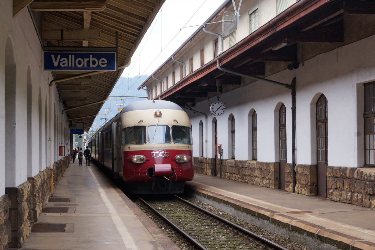 100 Jahre Vallorbe-Fasne: SBB Historic war am Jubiläumsfest mit der einstigen Ikone des europäischen Schienenverkehrs, dem Trans Europ Express (TEE) vertreten. Wie ein Bild von Damals, da der RAe TEE II 1053 (1961) und das Bahnhofsgebäude von Vallorbe noch im Ursprungszustand erhalten blieben. Kaum zu glauben, diese Aufnahme stammt vom 16. Mai 2015.
Foto: Walter Ruetsch   