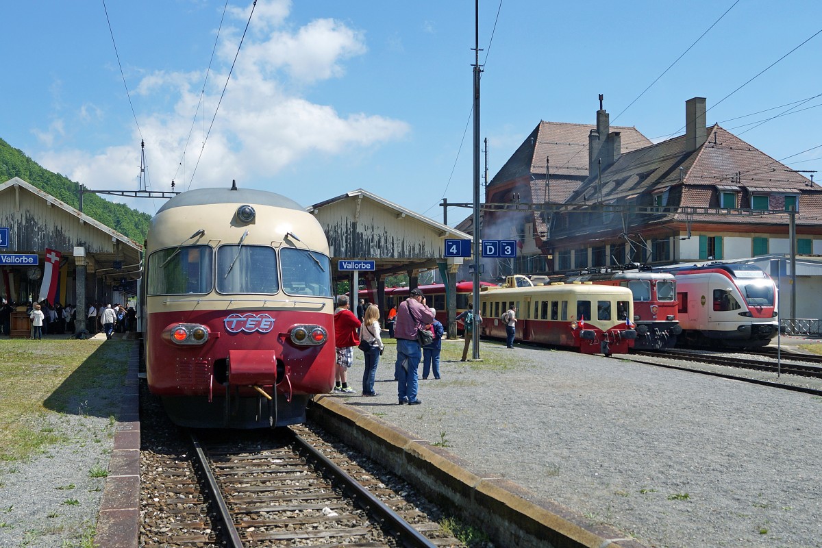 100 Jahre Vallorbe-Fasne: SBB Historic war am Jubiläumsfest mit der einstigen Ikone des europäischen Schienenverkehrs, dem Trans Europ Express (TEE) vertreten. Beim Zusammentreffen von verschiedenen Fahrzeugen kam es am 16. Mai 2015 auch zu einer Begegnung mit dem historischen SNCF Triebzug XBD 4039 PICASSO aus den 50.er Jahren.
Foto: Walter Ruetsch  