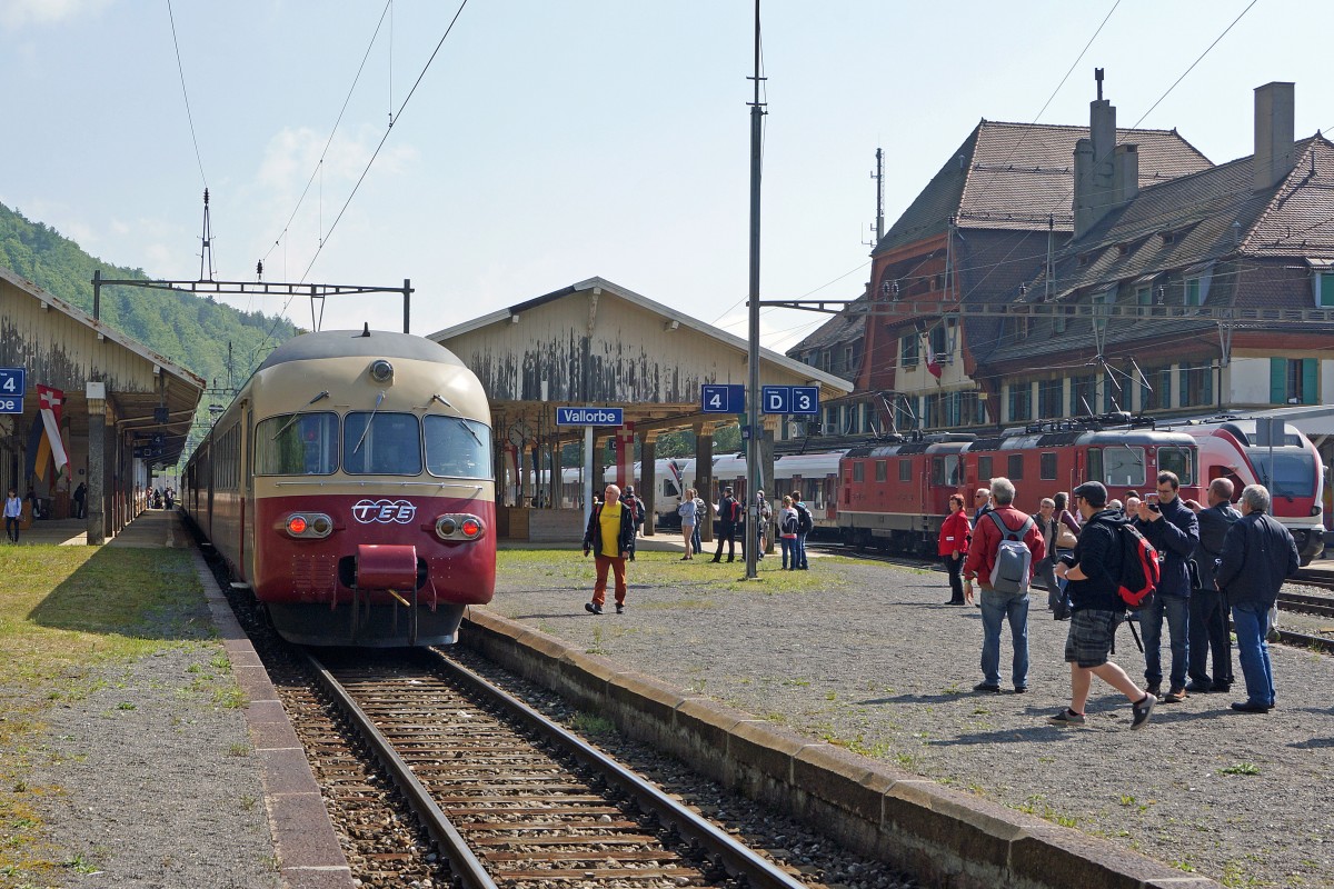 100 Jahre Vallorbe-Fasne: SBB Historic war am Jubiläumsfest mit der einstigen Ikone des europäischen Schienenverkehrs, dem Trans Europ Express (TEE) vertreten. Kaum am 16. Mai 2015 in Vallorbe eingetroffen, wird das Flagschiff von SBB Historic schon von den ersten Fotografen geknipst.
Foto: Walter Ruetsch  