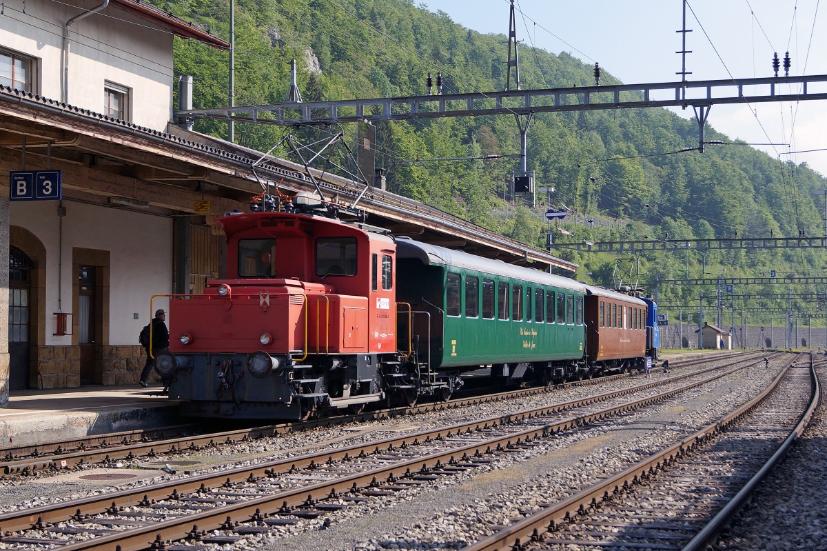 100 Jahre Vallorbe-Frasne: Am Jubiläumsfest sorgte die COMPAGNIE DU TRAIN A VAPEUR DE LA VALLEE DE JOUX mit ihrem Fondue-Zug auf Schienen für das leibliche Wohl der vielen Festbesucher. Damit der Zug nicht umfahren werden musste, wurde ein Pendelzug mit Rangiertraktoren an beiden Enden gebildet. Am 16. Mai 2015 steht der Fonduezug mit dem CTVJ Tem II 288 und dem TRAVYS Te II 97 85 1210 086-5 in dem Bahnhof Vallorbe für die erste  FONDUEFAHRT  bereit.
Foto: Walter Ruetsch