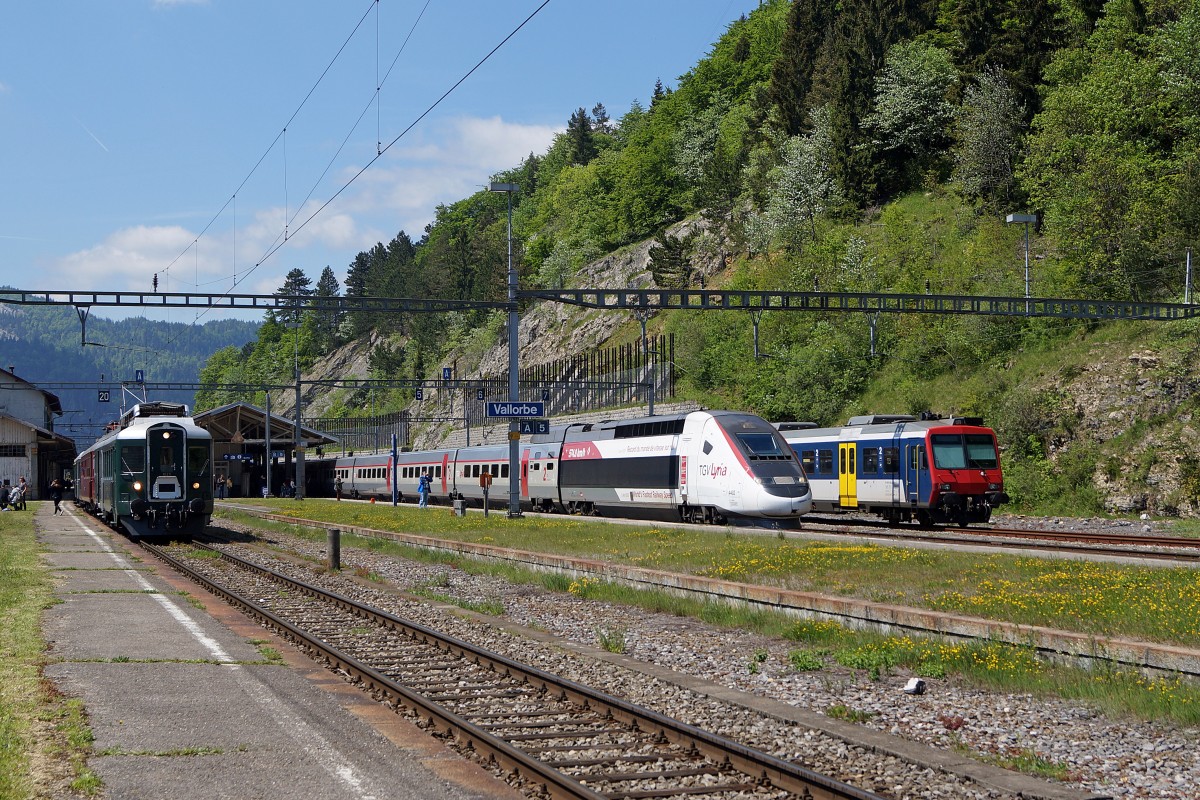 100 JAHRE VALLORBE-FRASNE. Das Jubiläum der besonderen Art wurde vom 14. bis 17. Mai 2015 mit einem grossen Volksfest in der Schweiz und in Frankreich gefeiert. Zu den Hauptattraktionen in Vallorbe gehörte in erster Linie der TGV Lyrya 4402/TGV 384004 Rame Grandes Vitesse, entretenue par les Technicentres SNCF. Es war der 3. April 2007, wo dieser TGV den Geschwindigkeits-Weltrekord auf der Schiene von 574,8 km/h erreichte. Am 16. Mai 2015 kam es sogar noch zu einer einmaligen Begegnung mit dem NPZ bT 5085 29-35-954-1 und einem ehemaligen SBB Pendelzug bestehend aus dem BFe 4/4 1643 + Dr 4 10112 + ABt 1715.
Foto: Walter Ruetsch 