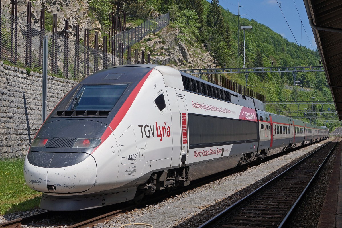 100 JAHRE VALLORBE-FRASNE. Das Jubiläum der besonderen Art wurde vom 14. bis 17. Mai 2015 mit einem grossen Volksfest in der Schweiz und in Frankreich gefeiert. Zu den Hauptattraktionen in Vallorbe gehörte in erster Linie der TGV Lyrya 4402/TGV 384004 Rame Grandes Vitesse, entretenue par les Technicentres SNCF. Es war der 3. April 2007, wo dieser TGV den Geschwindigkeits-Weltrekord auf der Schiene von 574,8 km/h erreichte.
Foto: Walter Ruetsch 