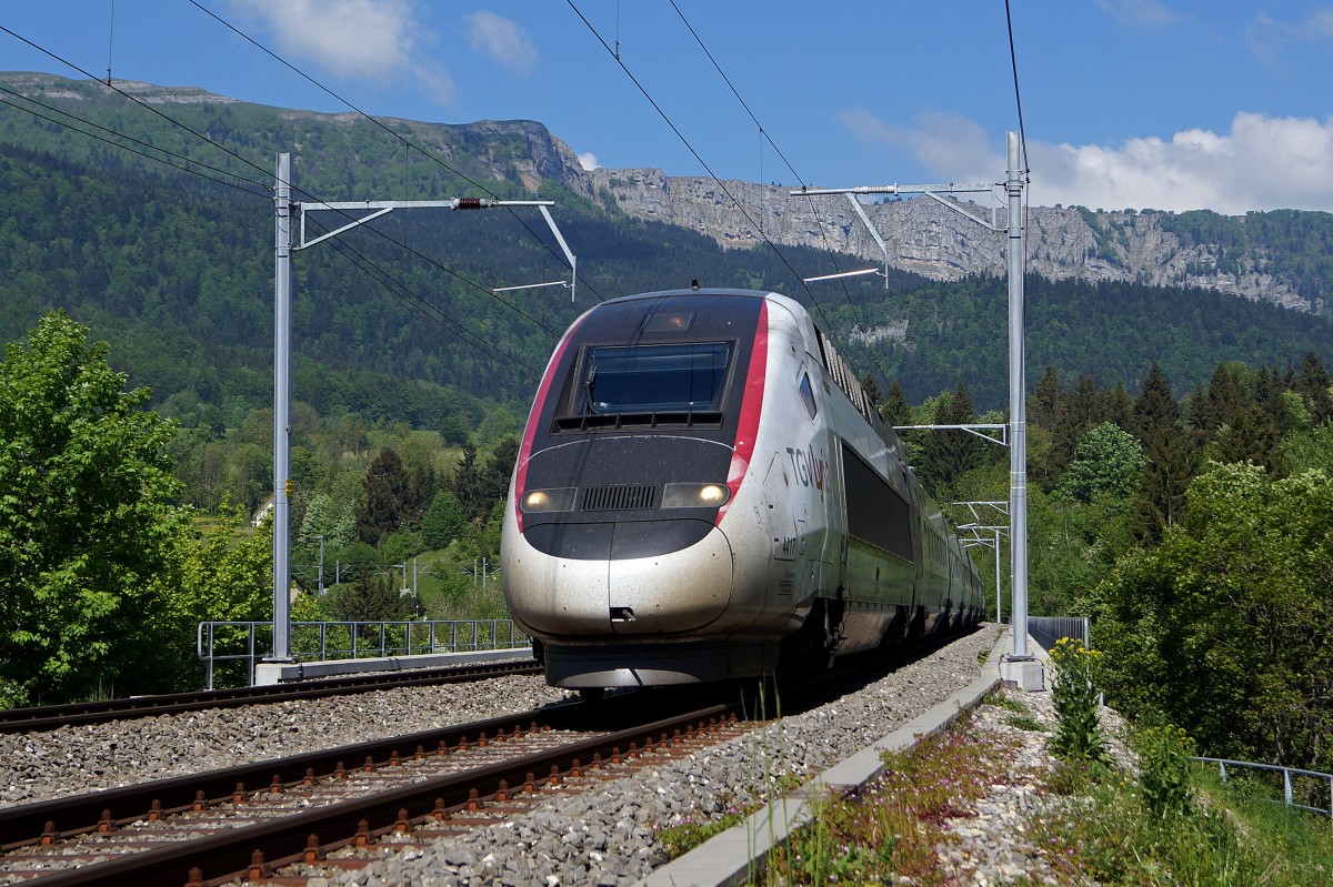 100 JAHRE VALLORBE-FRASNE. Das Jubiläum der besonderen Art wurde vom 14. bis 17. Mai 2015 mit einem grossen Volksfest in der Schweiz und in Frankreich gefeiert. Der TGV Lyria 4417 ist auf der Fahrt nach Lausanne unterwegs und wurde am 16. Mai 2015 vor der Kulisse des Mont d'Or im Bilde festgehalten.  
Foto: Walter Ruetsch 