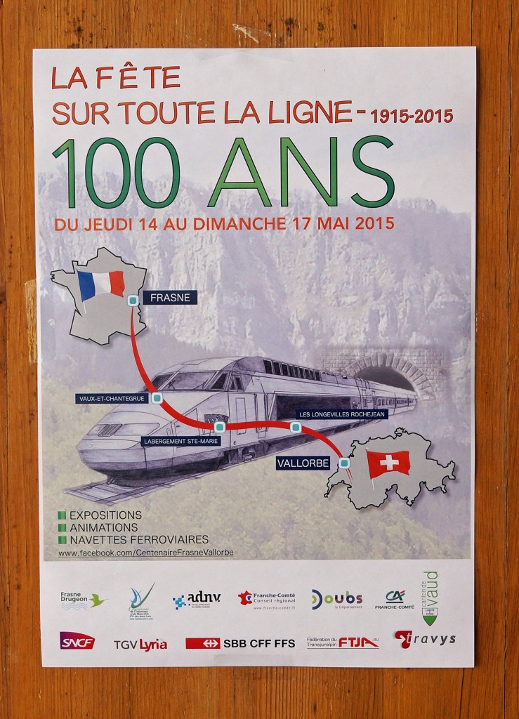 100 JAHRE VALLORBE-FRASNE. Das Jubiläum der besonderen Art wurde vom 14. bis 17. Mai 2015 mit einem grossen Volksfest in der Schweiz und in Frankreich gefeiert. Zu den Hauptattraktionen in Vallorbe gehörte in erster Linie der TGV Lyrya 4402/TGV 384004 Rame Grandes Vitesse, entretenue par les Technicentres SNCF. Es war der 3. April 2007, wo dieser TGV den Geschwindigkeits-Weltrekord auf der Schiene von 574,8 km/h erreichte.
Foto: Walter Ruetsch 
