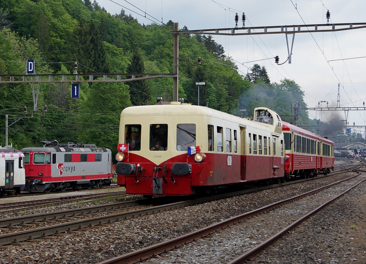 100 JAHRE VALLORBE-FRASNE. Das Jubiläum der besonderen Art wurde vom 14. bis 17. Mai 2015 mit einem grossen Volksfest in der Schweiz und in Frankreich gefeiert. Auf sehr grosses Interesse stiessen die vielen Extrafahrten Frasne-Vallorbe mit dem historischen SNCF-Dieseltriebzug. Der historische Dreiwagenzug mit dem XBD 4039  PICASSO  anlässlich einer Begegnung mit der TRAVYS Re 420 503 bei der Ausfahrt Vallorbe am 16. Mai 2015.
Foto: Walter Ruetsch