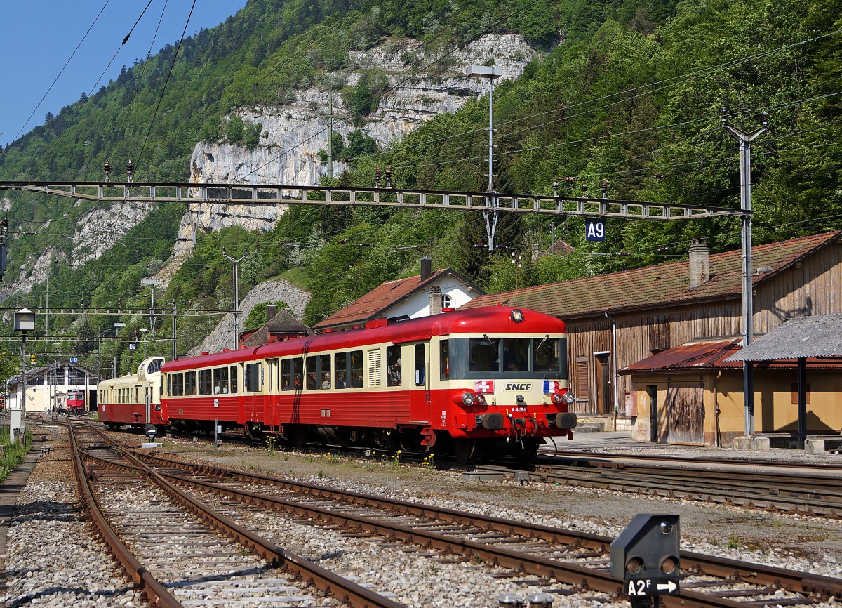 100 JAHRE VALLORBE-FRASNE. Das Jubiläum der besonderen Art wurde vom 14. bis 17. Mai 2015 mit einem grossen Volksfest in der Schweiz und in Frankreich gefeiert. Auf sehr grosses Interesse stiessen die vielen Extrafahrten Frasne-Vallorbe mit dem historischen SNCF-Dieseltriebzug. XBD 4395 mit dem Dreiwagenzug bei der Einfahrt in den Bahnhof Vallorbe am 16. Mai 2015. Am Schluss des Zuges befindet sich der XBD 4039  PICASSO .
Foto: Walter Ruetsch