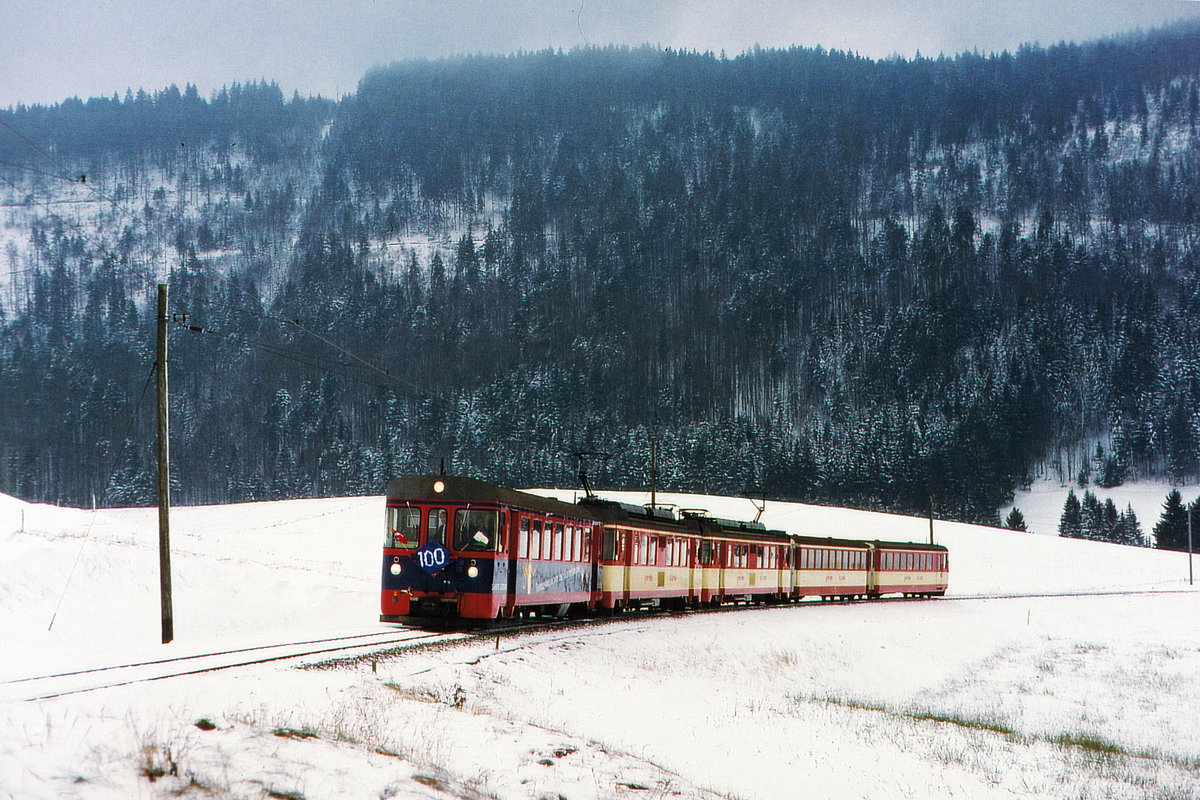 100 JAHRE YVERDON Sainte-CROIX - BAHN  YSteC
Zu diesem besonderen Anlass verkehrte an einem kalten Tag im Monat Dezember 1993 ein geschmückter Sonderzug für die geladenen Gäste von Yverdon les Bains nach Sainte-Croix.
Diese einmalige Aufnahme ist bei grosser Kälte unterhalb Sainte-Croix entstanden.
Foto: Walter Ruetsch