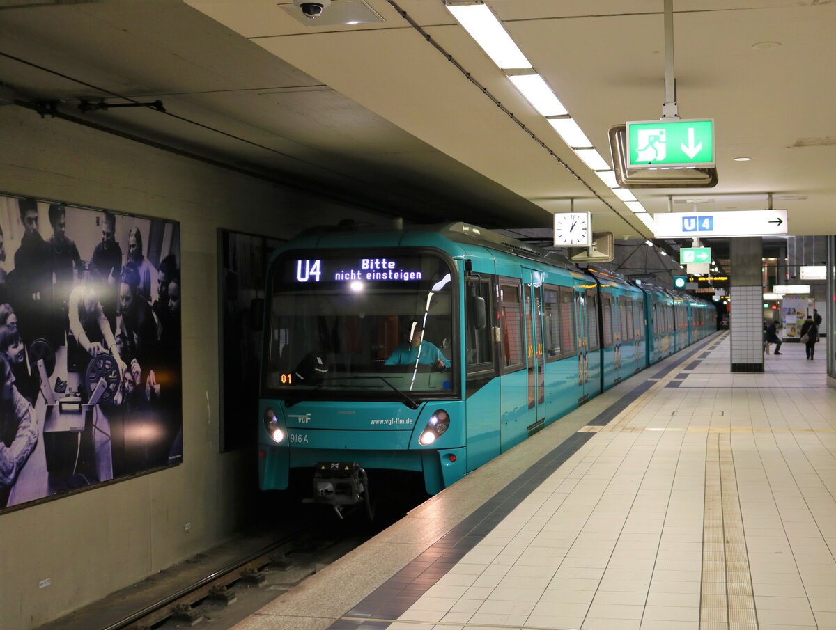 100 Meter am Stück. Die längste durchgängige Stadtbahn der Welt. Hier zu sehen VGF Bombardier Flexity Swift U5 100 Wagen am 15.12.12 in Frankfurt am Main Bockenheimer Warte