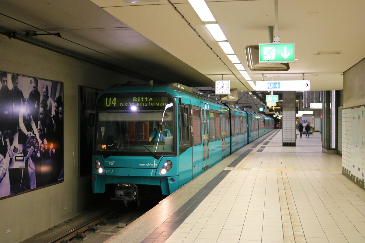 100 Meter am Stück. Die längste durchgängige Stadtbahn der Welt. Hier zu sehen VGF Bombardier Flexity Swift U5 100 Wagen am 15.12.12 in Frankfurt am Main Bockenheimer Warte