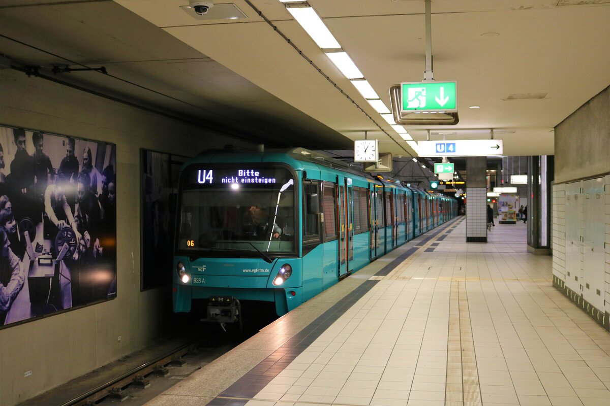100 Meter am Stück. Die längste durchgängige Stadtbahn der Welt. Hier zu sehen VGF Bombardier Flexity Swift U5 100 Wagen am 15.12.12 in Frankfurt am Main Bockenheimer Warte