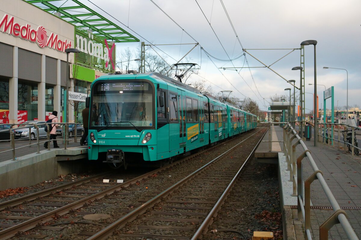 100 Meter am Stück. VGF Bombardier Flexity Swift U5 100 Wagen am 19.12.12 in Frankfurt am Main Enkheim Hessen Center