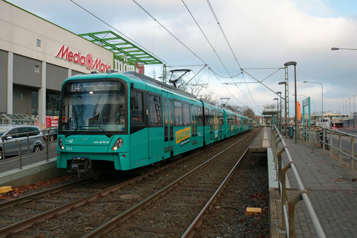 100 Meter am Stück. VGF Bombardier Flexity Swift U5 100 Wagen am 19.12.12 in Frankfurt am Main Enkheim Hessen Center