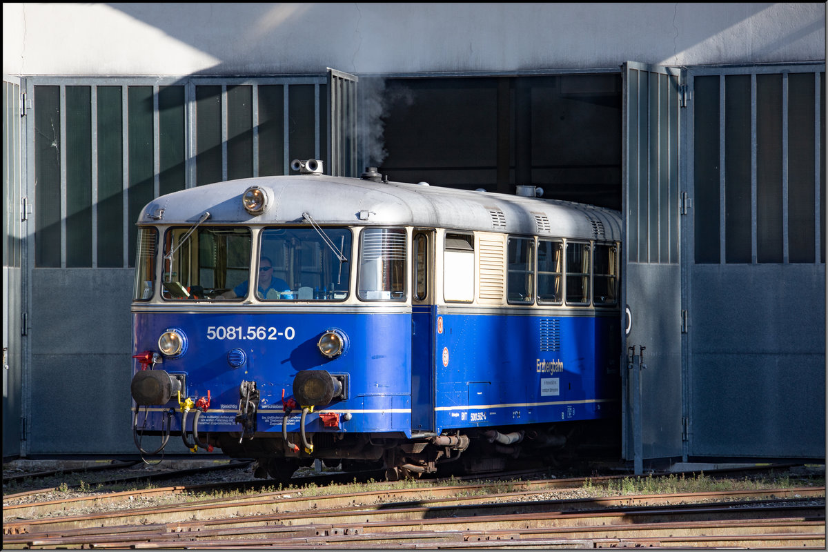 10:00 im Bahnhof Vordernberg . 
5081.562 verlässt den Rundschuppen um mit einer Runde Hobby-Fotografen eine Zeitreise auf der Erzbergbahn zu starten.
13.10.2019 