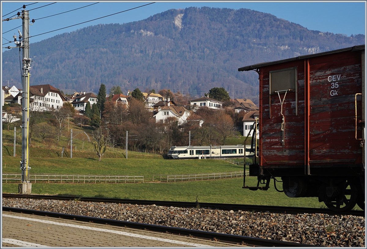 1'000'000 Kilometer haben die vier CEV MVR GTW Be 2/6 7001- 7004 auf den Tachos; Zeit, sich mal eine andere Strecke zu suchen...
Und so werden die Be 2/6 wohl in nächste Zeit die Riviera verlassen.
Im Bild ist der Be 2/6 7001, teilweise vom CEV Gk 35 verdeckt, bei St-Legier zu sehen.
15. Dez. 2016