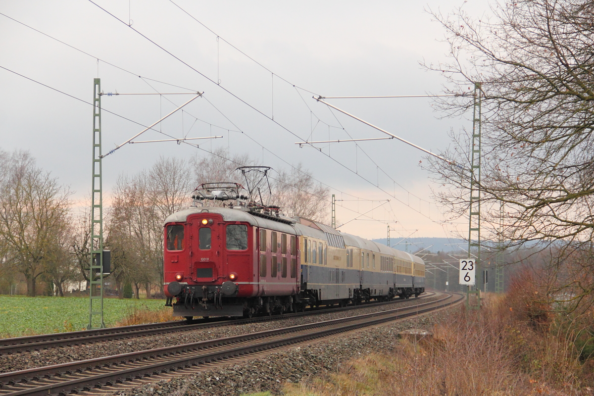 10019 der CBB mit Rheingold bei Staffelstein am 08.12.2013.