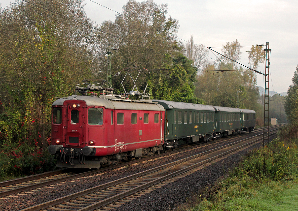 10019 der Centralbahn mit drei schweizer Pz Wagen in Unkel am 18.10.2014