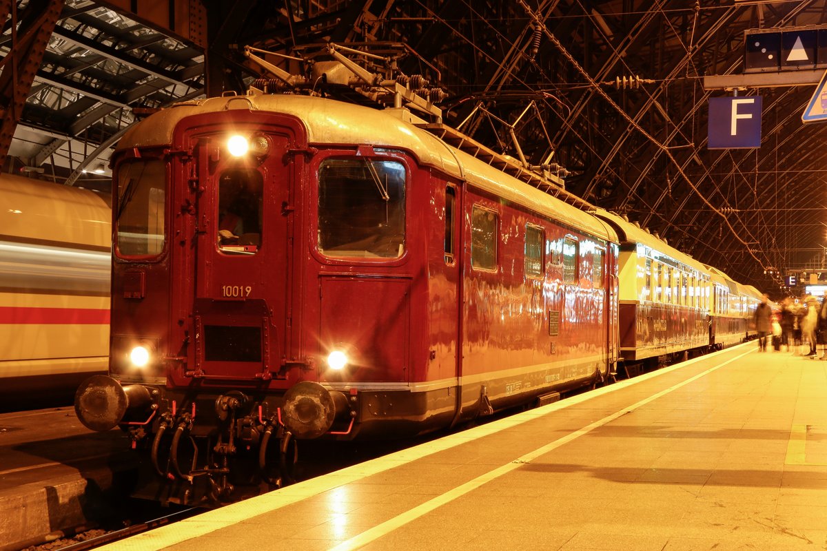 10019 Re4/4 mit Rheingold in K�ln Hbf, November 2018.
