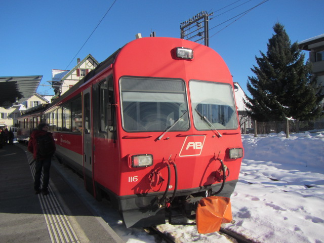 10.02.15: Pendelzug Komposition der Appenzeller Bahnen die die Strecke Altstätten Stadt- Gais befährt bei der Ankunft im Bahnhof Altstätten Stadt. In wenigen Minuten wird Sie das Rheintal bereits wieder verlassen.