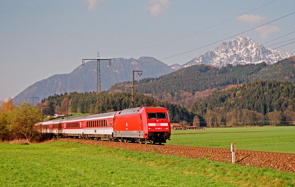 10.04.1999 Strecke Berchtesgaden - Freilassing, Lok 101 080-0 vor RB 522, Nach dem Richtungswechsel fährt der Zug 11:48 Uhr ab Freilassing als IC 522  Berchtesgadener Land  über München Hbf, - Frankfurt (M) Dortmund - Münster (Westf.) nach Hamburg (an 00:21 Uhr).