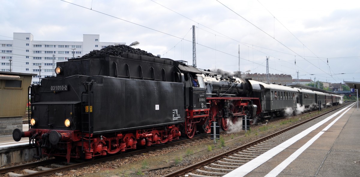 10.05.2014 am Gleis 21 steht S 79781 bereit nach Schwerin ,leider mit Tender voraus. Kopf wird wohl in Gesundbrunnen gemacht