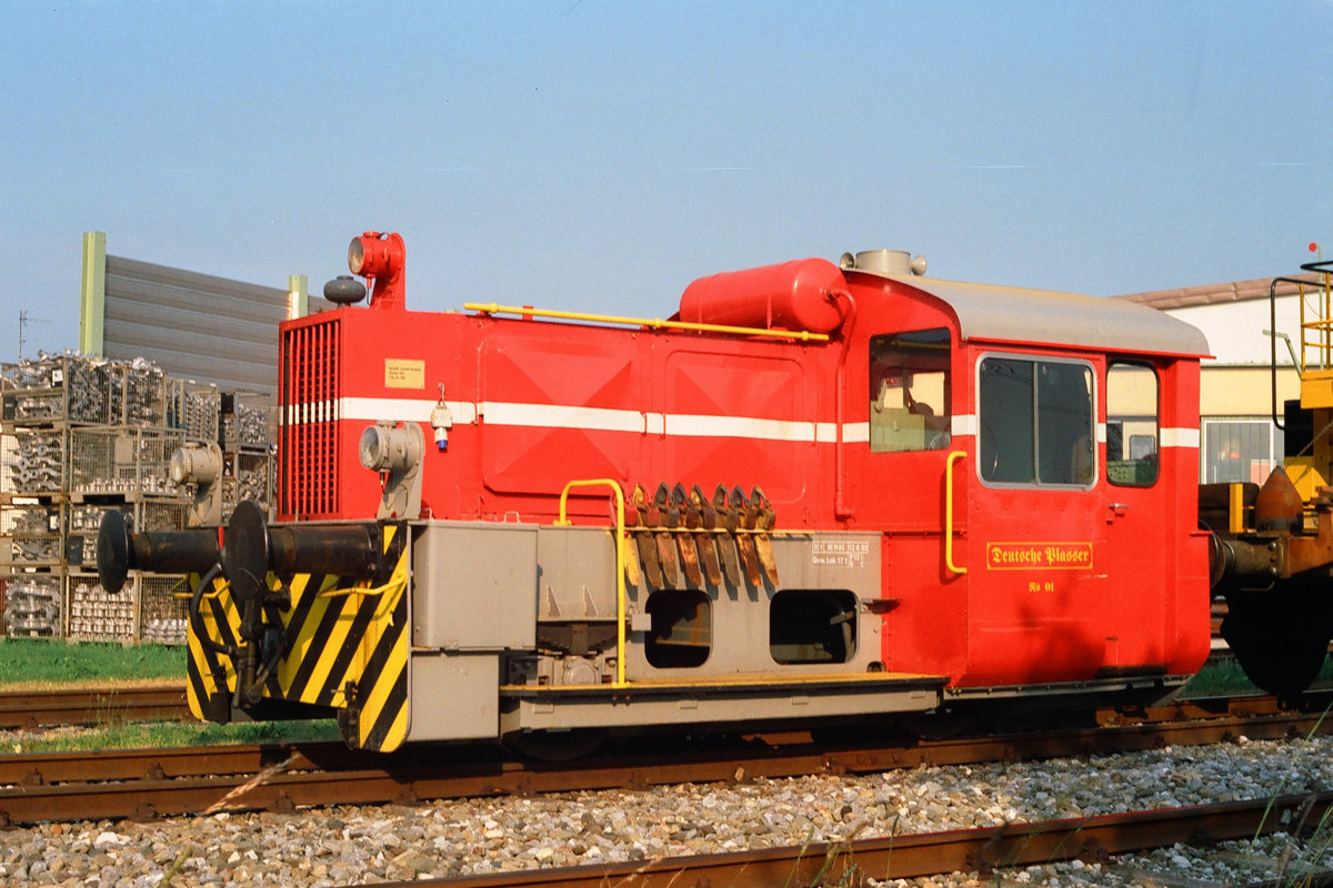 10.06.1993, auf dem Anschlussgleis der Fa. Plasser in Freilassing ist deren Werklok No.1, eine KöII, im warmen Abendlicht nicht zu übersehen.