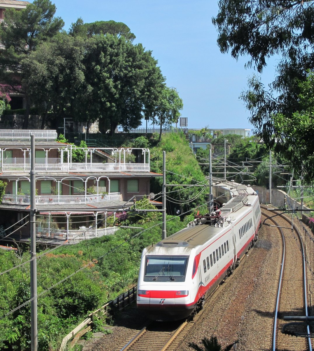 10.06.2016 15:39 ETR 460 23 als Frecciabianca aus Milano Centrale nach Roma Termini bei kurz nach dem Bahnhof Rapallo.