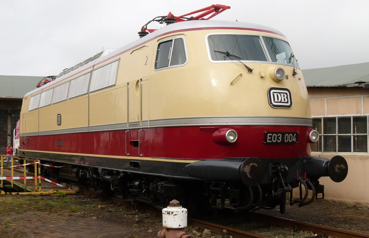 10.09.2011, Zum ersten (mir bekannten) Mal öffnete der Lichtenfelser Lokschuppen als Depot des Verkehrsmuseums Nürnberg seine Tore für Besucher. Die Vorserienlok E03 004 wurde 2011 in den Auslieferungszustand zurückgebaut.