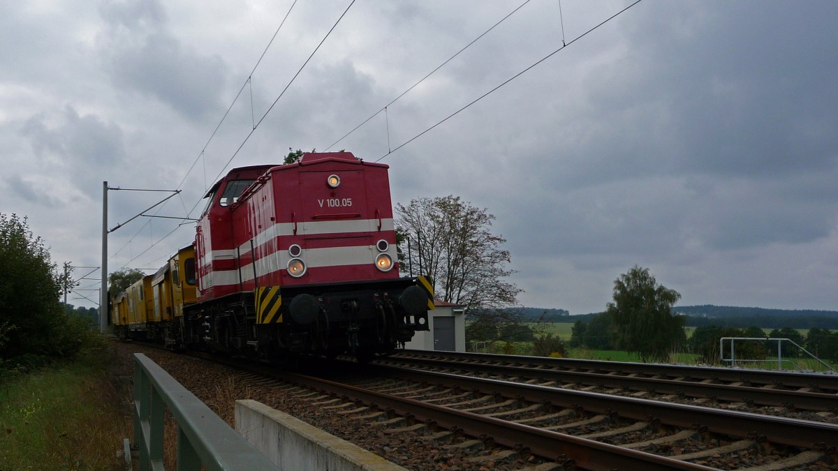 10.09.2014 V100.05 der hessischen Güterbahn mit Gleisbauzug zwischen Reichenbach/Vogtl. und Neumark/Sachs.
