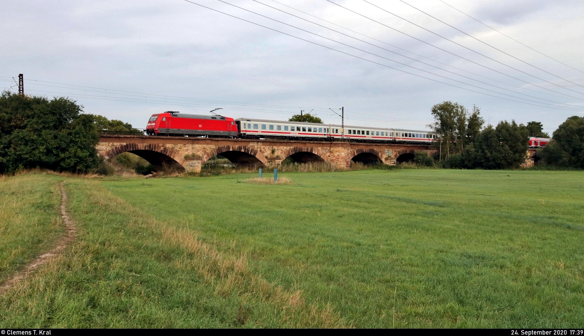 101 ??? fährt mit ihren IC- und Doppelstockwagen in gemächlichem Tempo durch die Saaleaue bei Angersdorf.

🧰 DB Fernverkehr
🚝 PbZ 2487 Leipzig Hbf–Frankfurt(Main)Hbf
🚩 Bahnstrecke Halle–Hann. Münden (KBS 590)
🕓 24.9.2020 | 17:39 Uhr