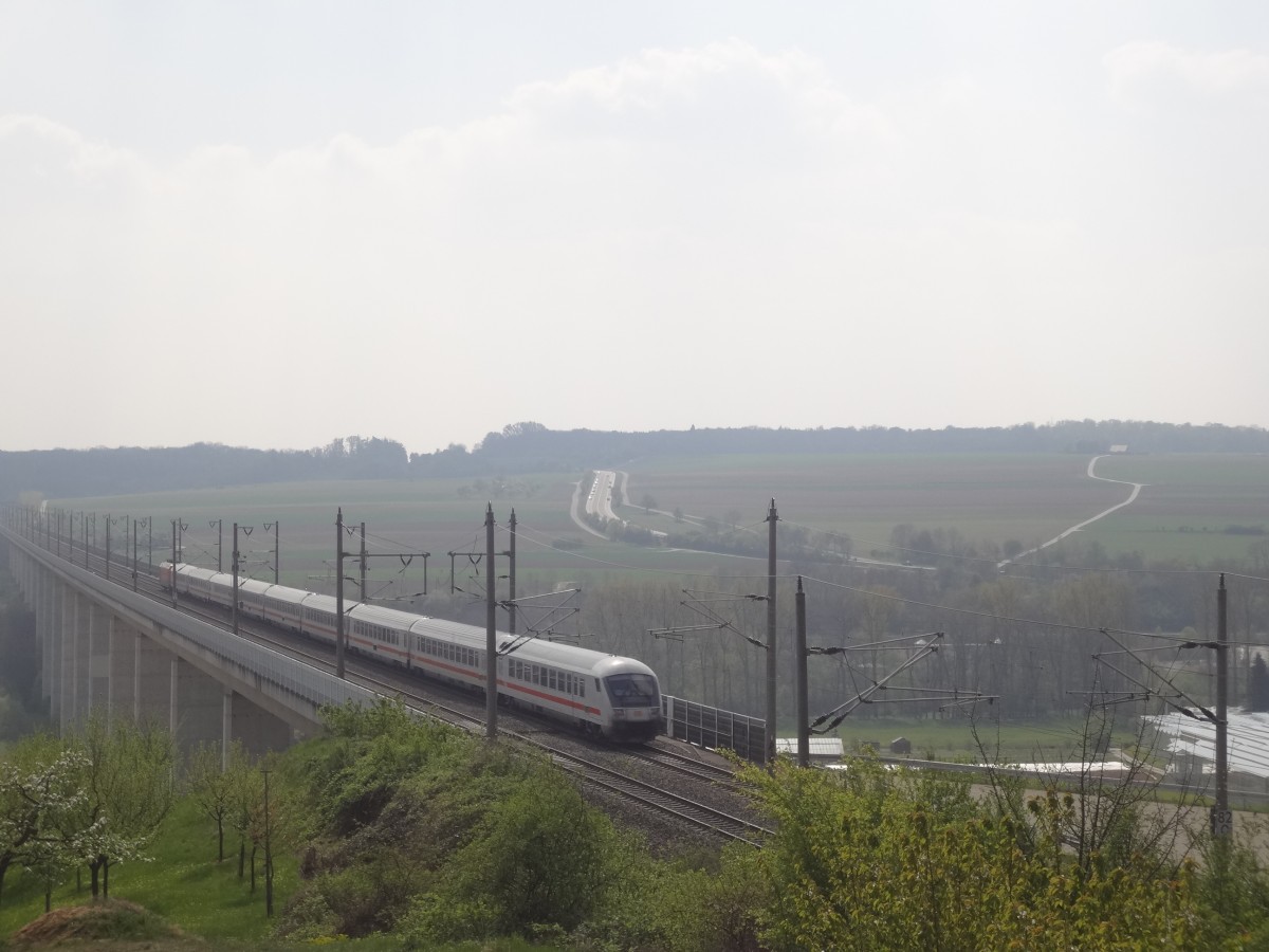 101 *** zieht einen IC von Mannheim nach Stuttgart und muss bald von 200 km/h runterbremsen, da sie bald Zuffenhausen passiert. Beim sichtbaren Seuerwagen handelt es sich um einen Bpmbdzf.  Aufgenommen bei Oberriexingen. (April 2014)