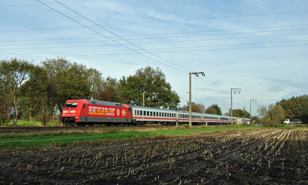 101 001-6 fuhr am 31.10.2013 mit dem IC 134 von Norddeich Mole nach Luxemburg, hier in Eisinghausen bei Leer.