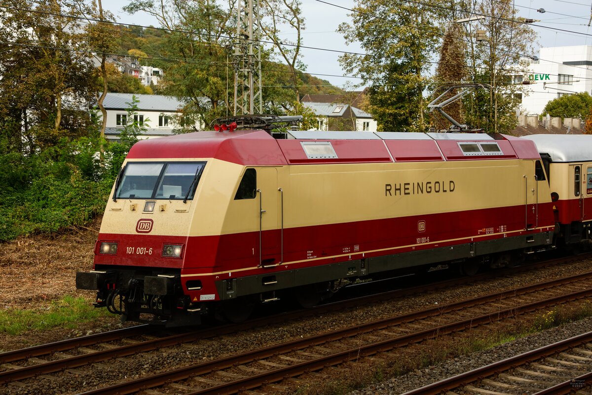 101 001-6  Rheingold  Lokportrait mit AKE-Rheingold in Wuppertal, am 23.10.2023.